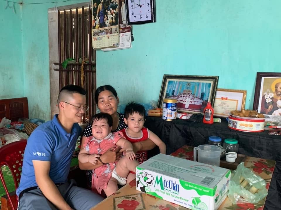 Tặng quà cho cô Cúc - Người phụ nữ công giáo với hành trình 14 năm chôn cất thai nhi xấu số tại Hà Nam